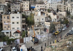 İsrail, Filistinlinin evini kendi elleriyle yıktırdı!